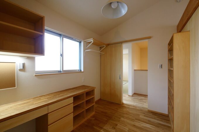 子ども部屋ドア横にはIKEAの壁付衣類ハンガーと棚を設けています
